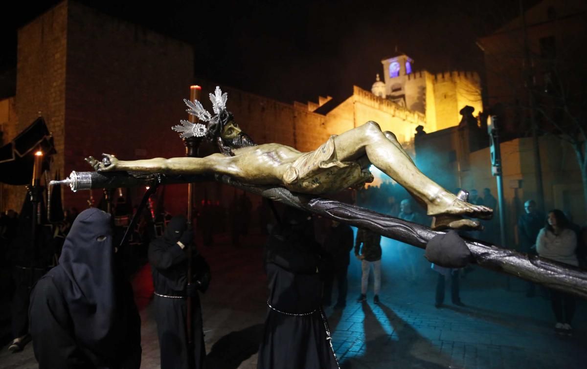 El Vía Crucis enseña el recogimiento de la Semana Santa cordobesa