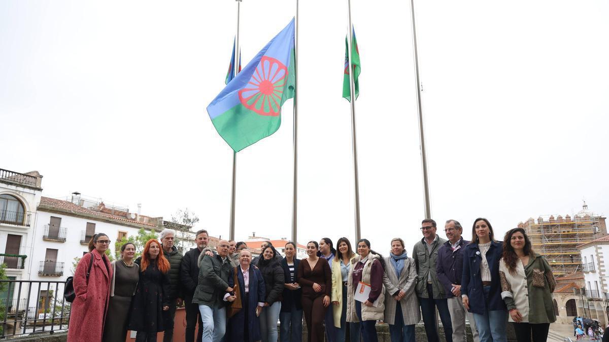 Galería | Cáceres celebra el Día Internacional del Pueblo Gitano con un izado de bandera