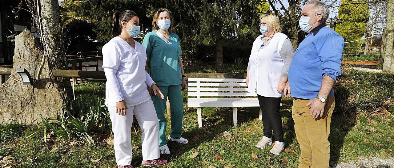 Benjamín Frade y su mujer y gerocultora, a mediodía de ayer, 
en el exterior de las instalaciones geriátricas, junto a otras 
dos de las trabajadoras del turno matinal.  | // BERNABÉ/JAVIER LALÍN