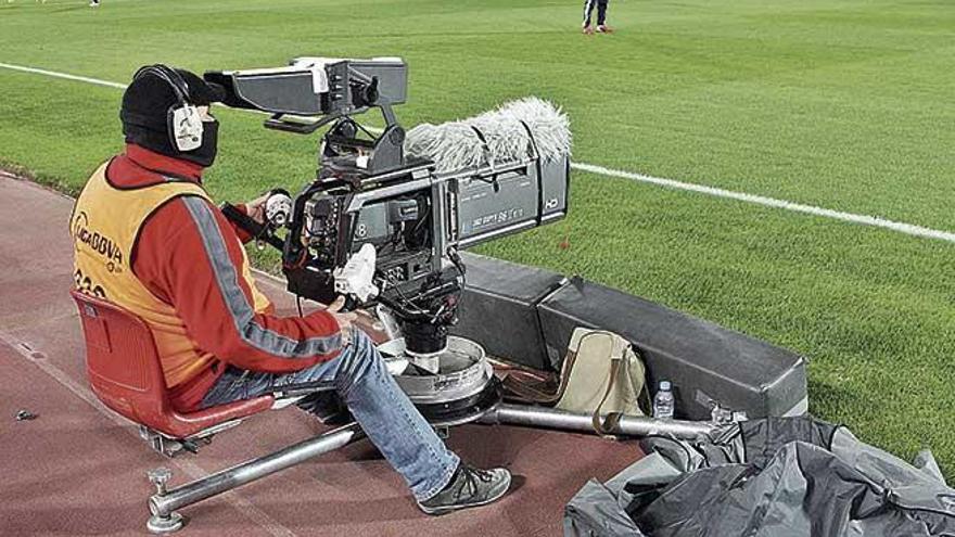 Una cÃ¡mara de televisiÃ³n graba un partido en el estadio de Son Moix.