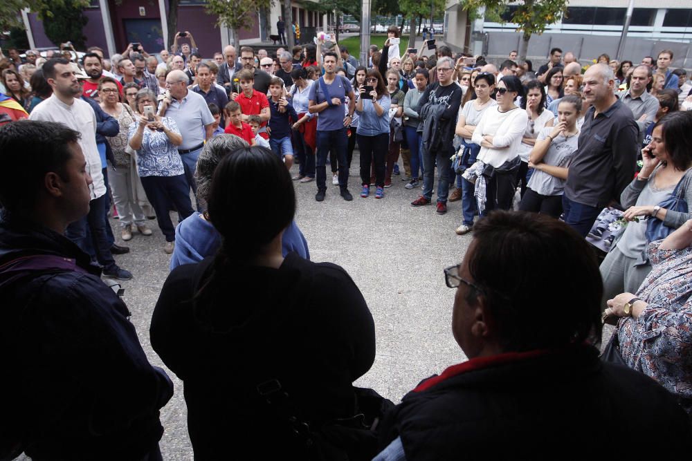 Concentració davant la biblioteca Ernest Lluch de Girona