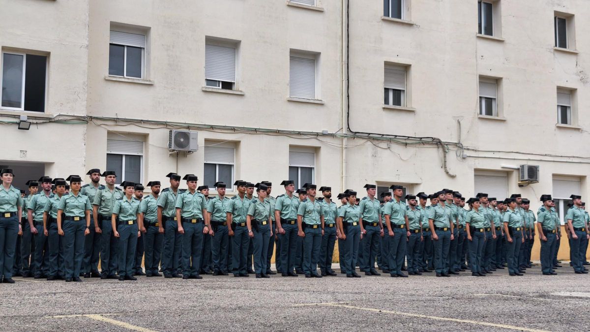 Los 171 guardias eventuales, en formación de firmes en el cuartel de Canatarranas, este martes.