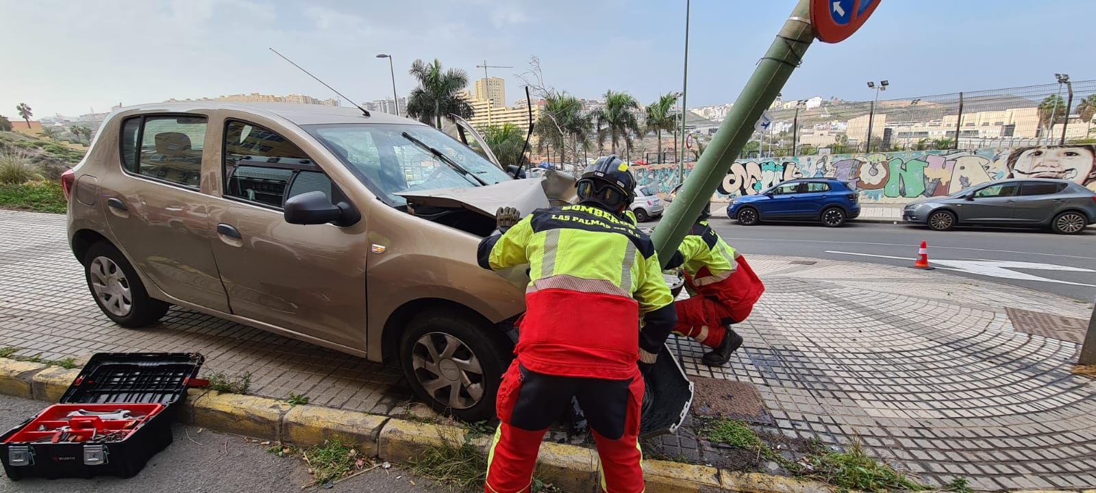 Colisión de un coche contra una farola en Escaleritas (01/02/22)