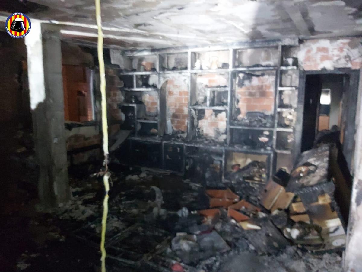 Estado del interior de una de las viviendas afectadas por el incendio de Paterna