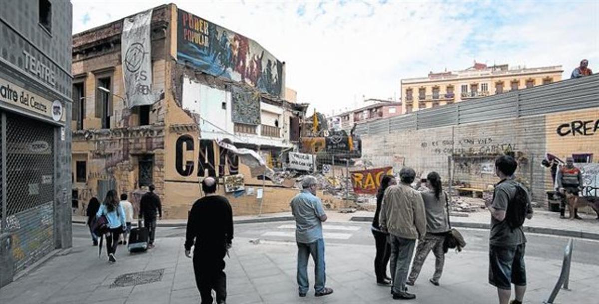 L’excavadora cremada, entre la runa, ahir.