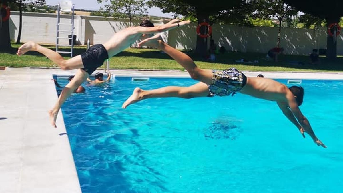 En el CET Las Torrecillas de Puente Genil tienen una piscina para el desarrollo de actividades acuáticas y diversión de los jóvenes