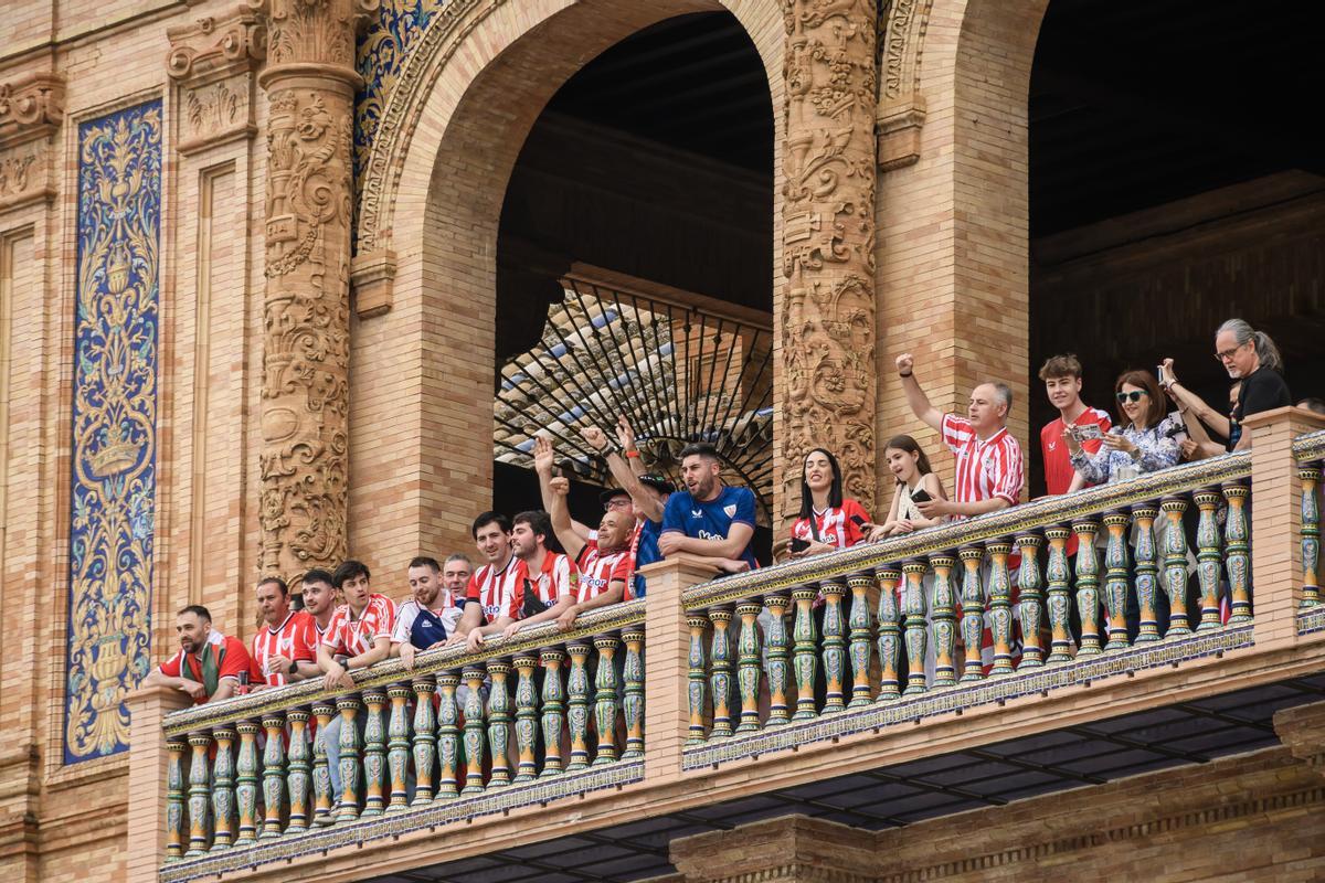 Aficionados de Athletic Club y RCD Mallorca en Sevilla