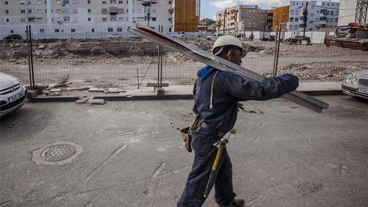 Solar de uno de los edificios demolidos en Lorca por los daños del seísmo.