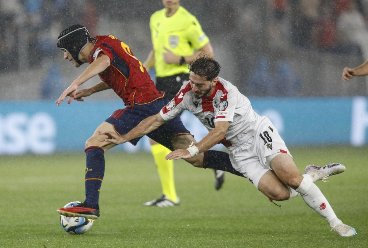 Tbilisi (Georgia), 08/09/2023.- Otar Kiteishvili (R) of Georgia in action against Gavi (L) of Spain during the UEFA Euro 2024 qualifying Group A soccer match between Georgia and Spain, in Tbilisi, Georgia, 08 September 2023. (España) EFE/EPA/DAVID MDZINARISHVILI