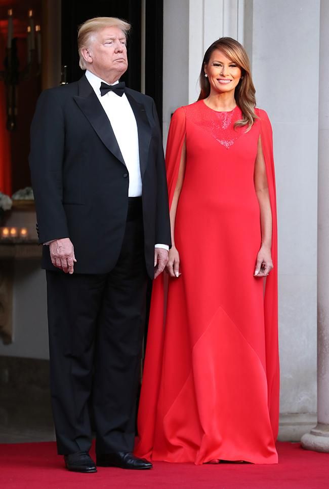Melania Trump con vestido rojo efecto capa