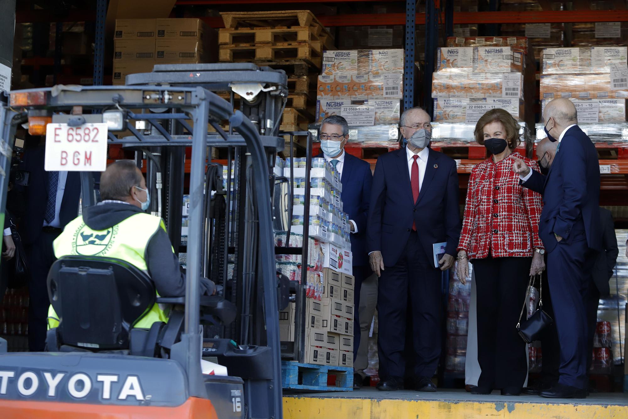 La Reina Sofía visita las instalaciones de Bancosol en Málaga