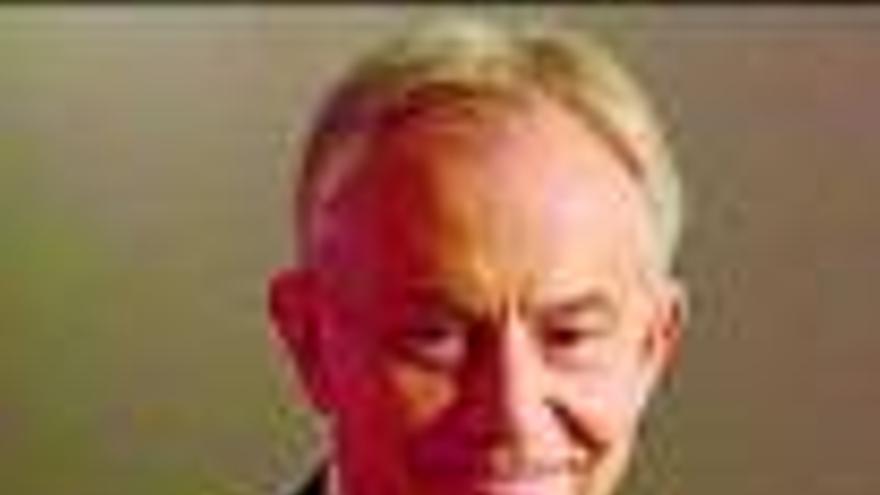 Blair conmina a los laboristas a gravitar hacia el centro político