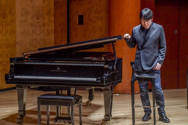 El pianista Lang Lang mantiene un encuentro con estudiantes de música en Gran Canaria