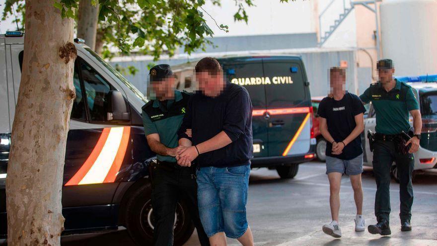 Auf Mallorca der Brandstiftung beschuldigte deutsche Urlauber bleiben vorerst in Haft