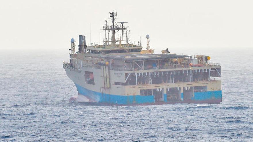 El &#039;Ramform Victory&#039;, en la bahía de Las Palmas de Gran Canaria durante su visita de este verano al Puerto de La Luz.