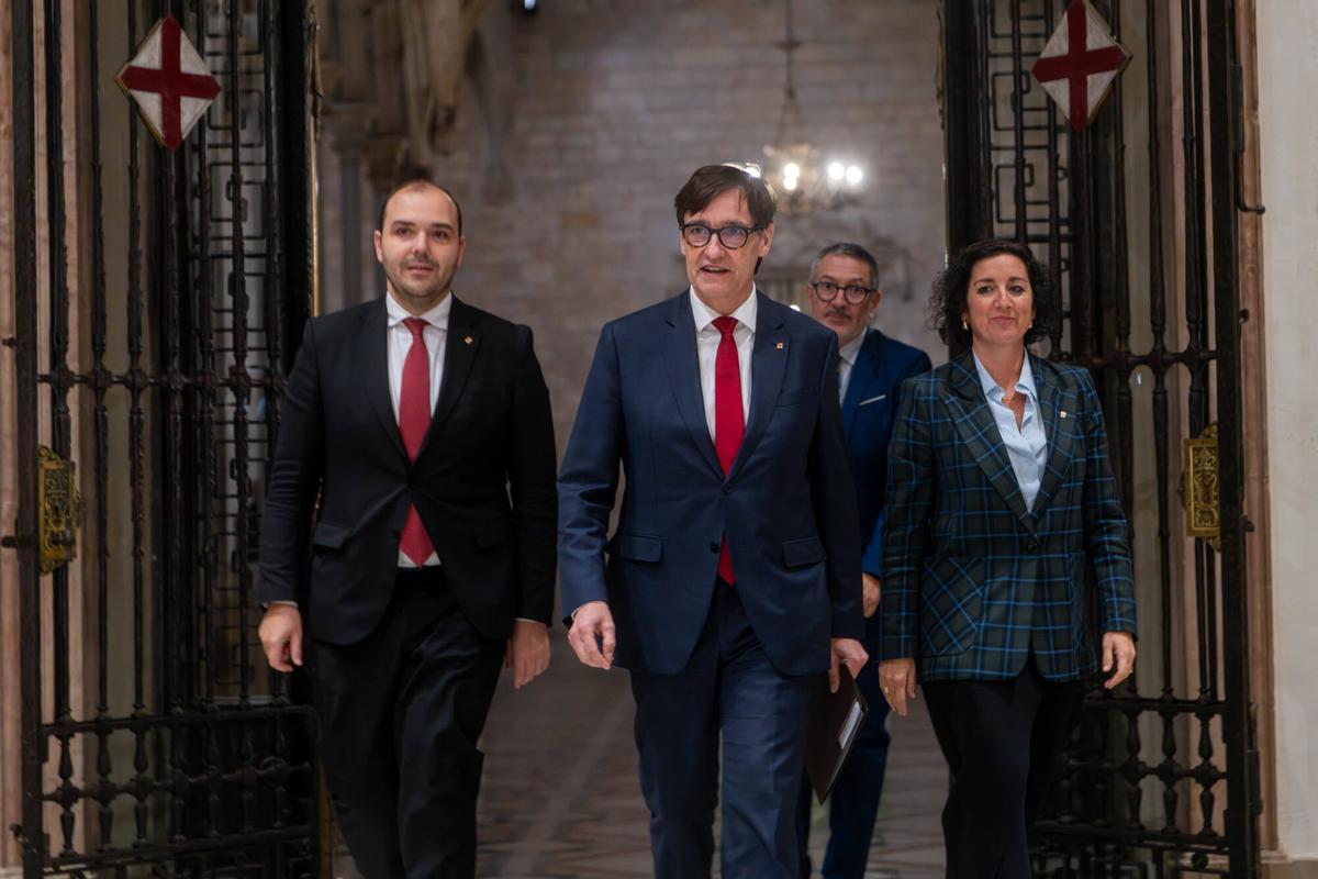 El president de la Generalitat, Salvador Illa, con la consellera de Economia, Alícia Romero, y el conseller de Presidència, Albert Dalmau.