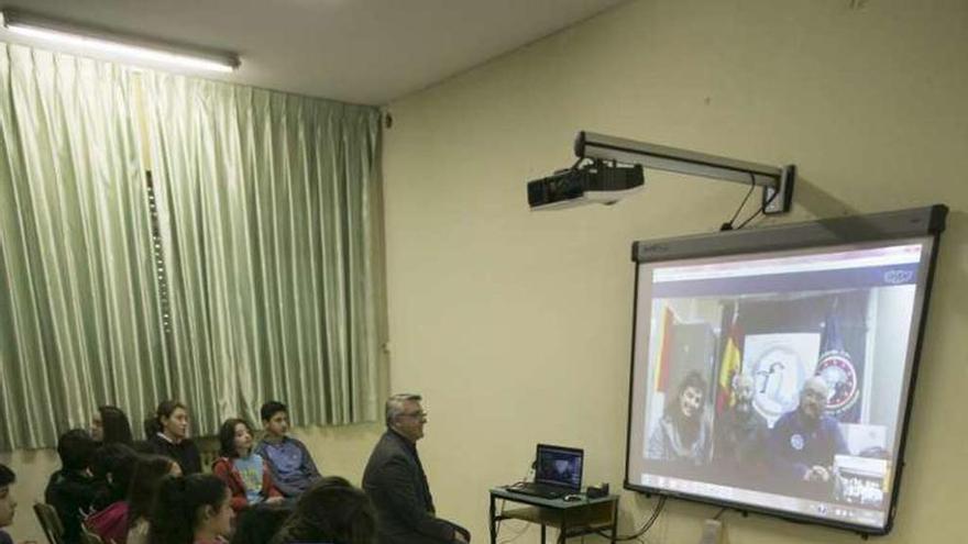 Los alumnos de Secundaria del colegio Principado, ayer, en la videoconferencia con la base &quot;Gabriel de Castilla&quot;, en la isla Decepción.