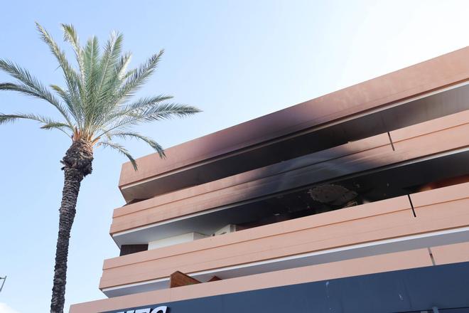 Galería: así quedó el edificio de Platja d'en Bossa, en Ibiza, donde se incendió un piso