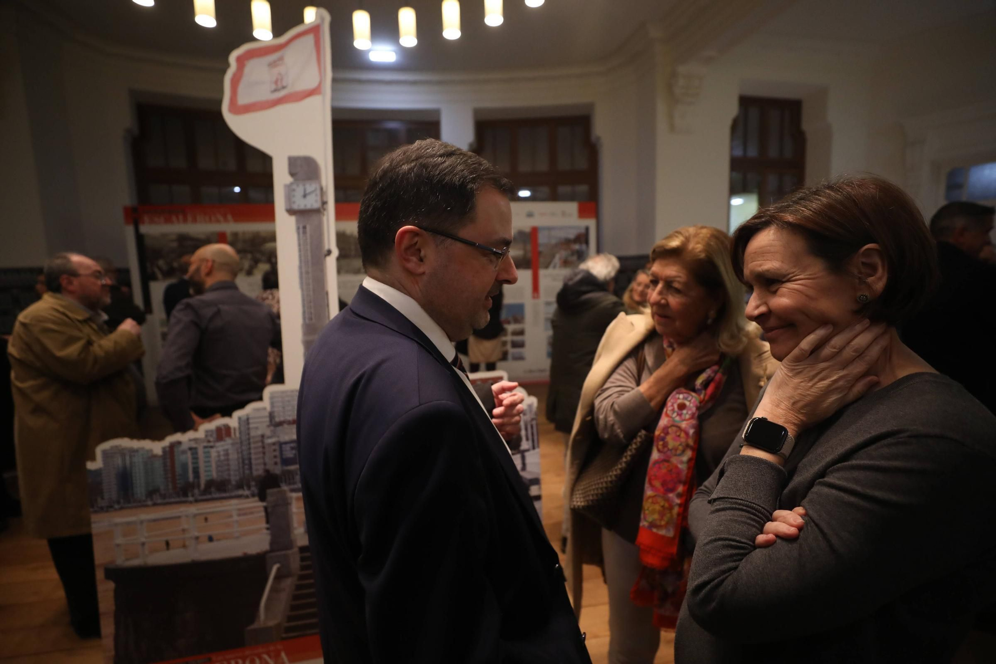 Visitantes en la exposición "Guardianes del tiempo" organizada por LA NUEVA ESPAÑA