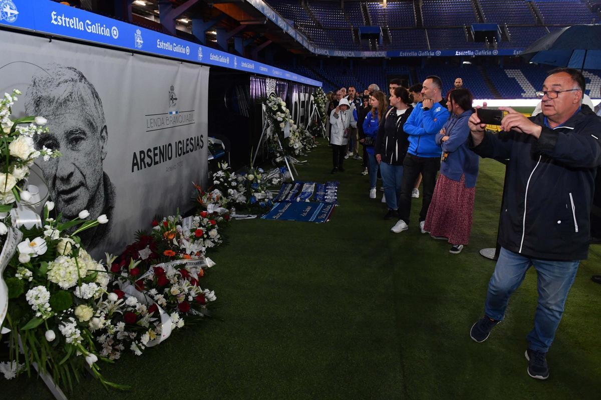Colas a las puertas de Riazor para velar a Arsenio Iglesias