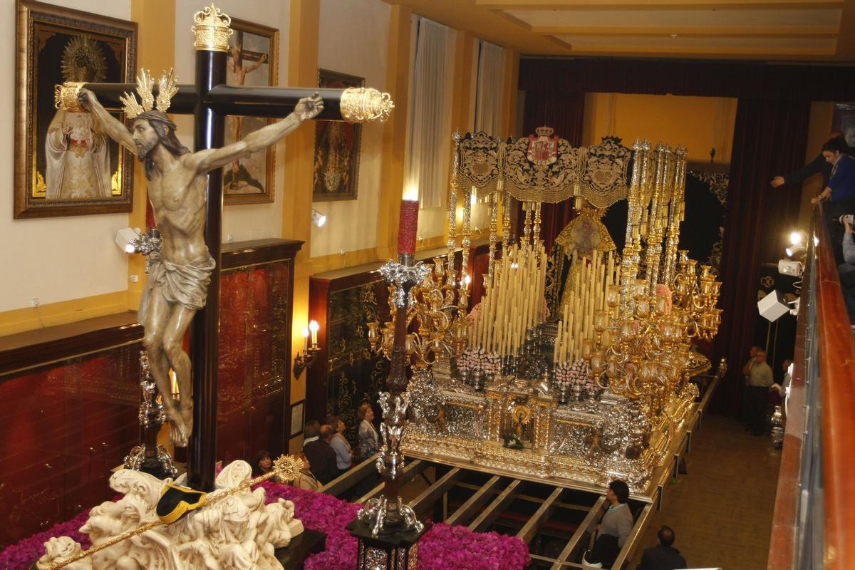 El Cristo de la Expiración y la Virgen de los Dolores, en su casa hermandad en 2012.