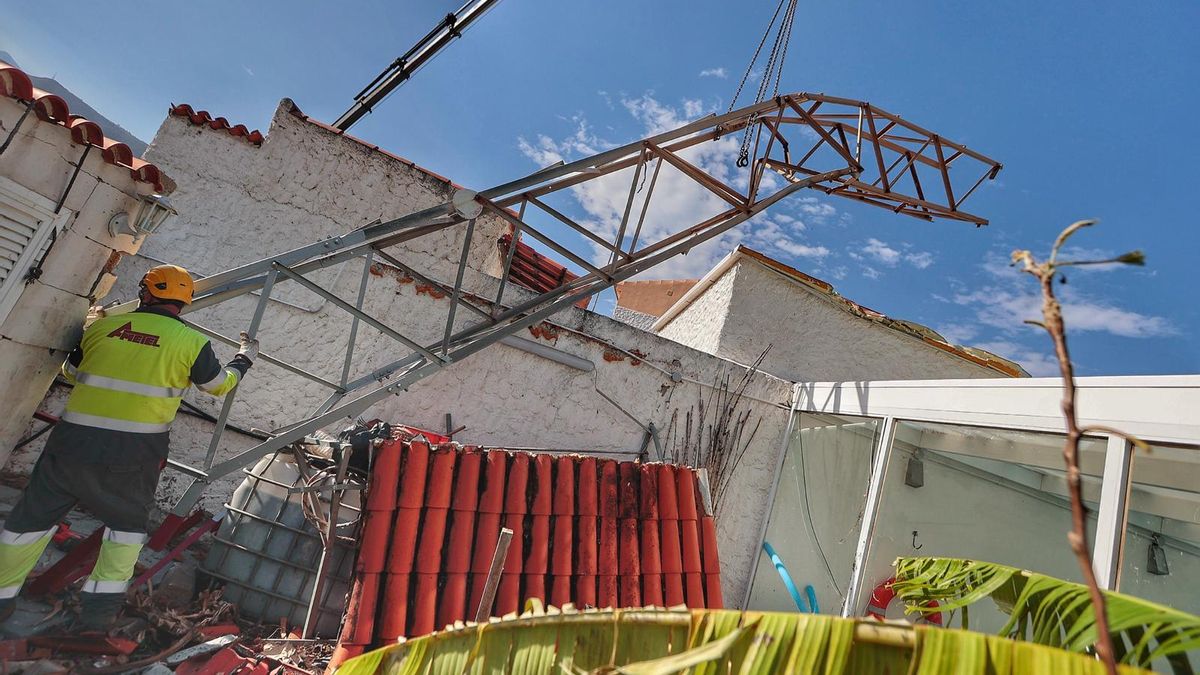 Torreta caída en el patio de una vivienda en Tenerife