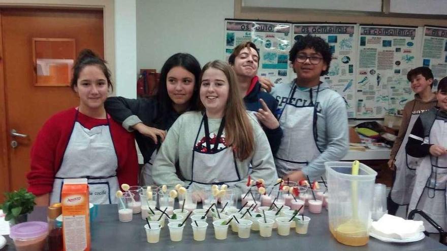 Uno de los grupos del instituto Blanco Amor, en la preparación de la fiesta con alimentos saludables.