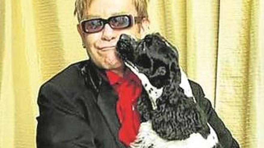 &#039;The Sun&#039; indemnizará a Elton John y su marido