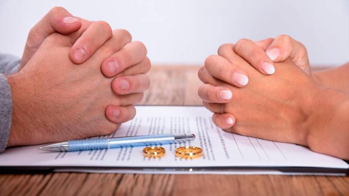 Firma de los papeles del divorcio durante el proceso legal de ruptura matrimonial