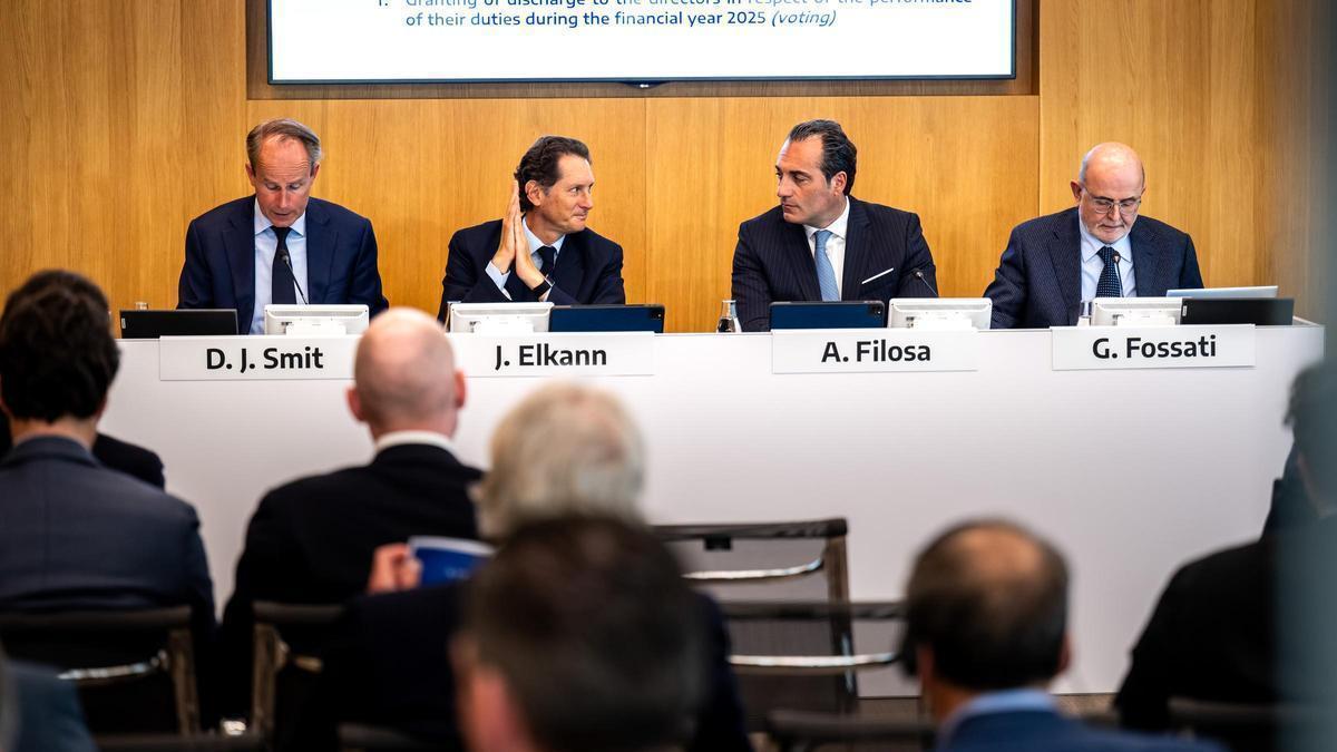 La cúpula de Stellantis, encabezada por el presidente del grupo, John Elkann, y el CEO de la firma, Antonio Filosa, durante su Annual General Meeting de 2026.