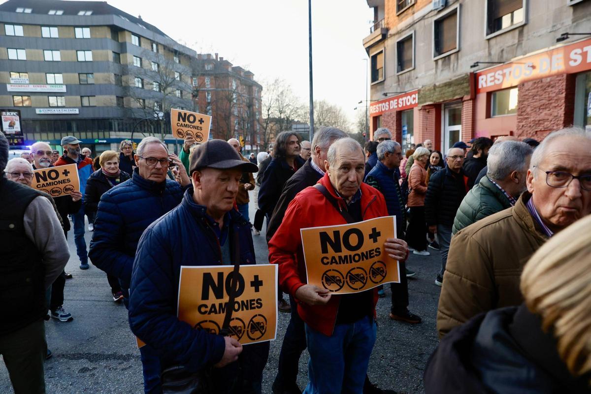 La movilización vecinal por los camiones en Gijón, en imágenes