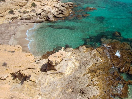 Las aguas turquesas y el relieve rocoso de Cala Desnuda, Mazarrón