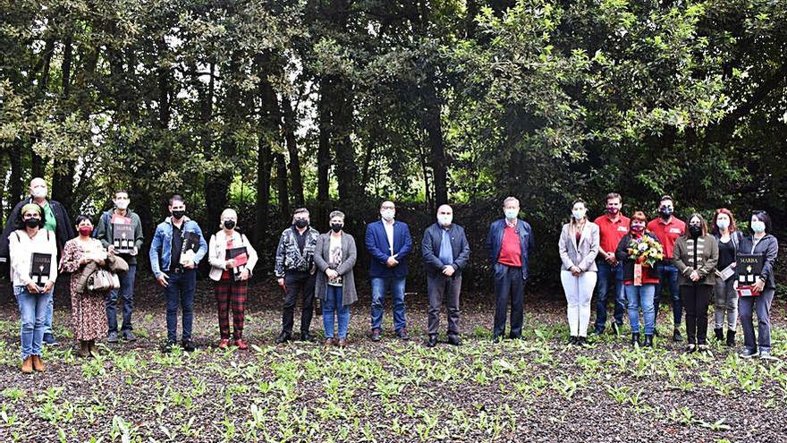 El restaurante Casa Berta, en Las Rosas, ganó la primera edición de la Ruta de la Tapa de la Alcachofa de El Rosario. En la imagen, todos los participantes. | e.d.