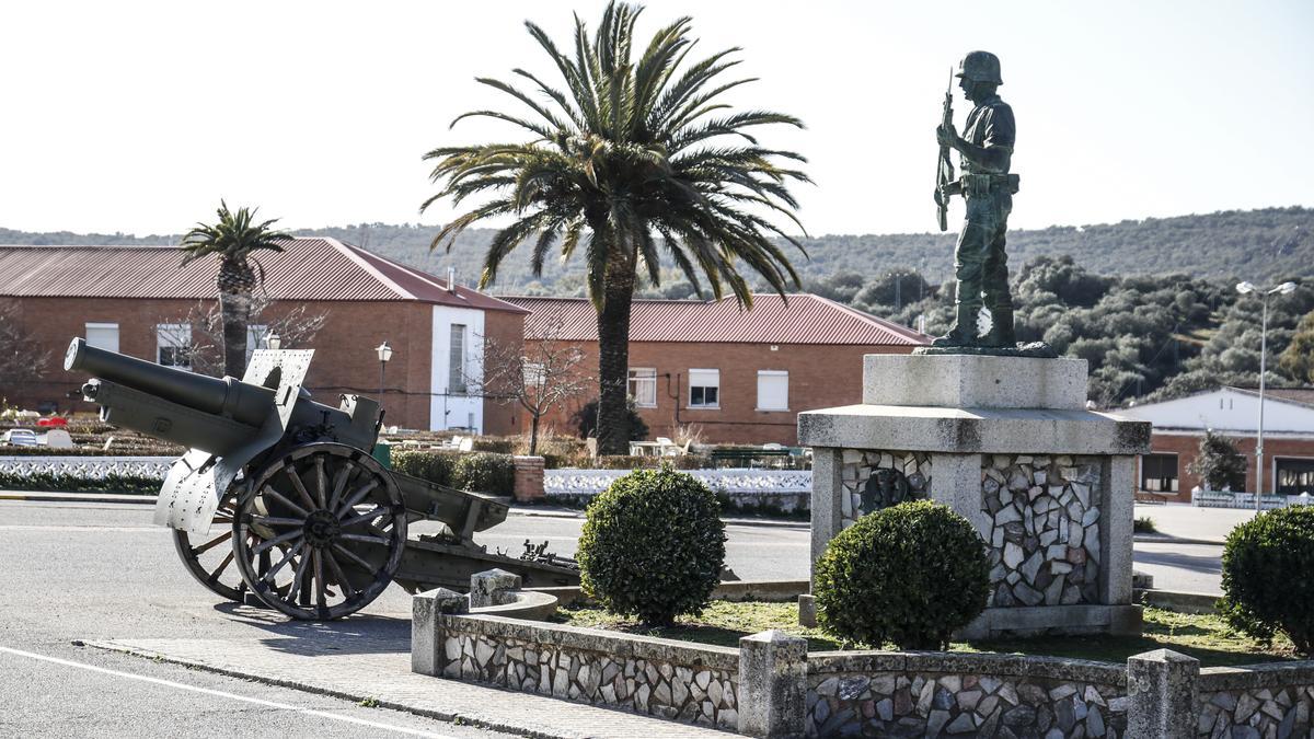 Entrada al centro de formación de tropa de Cáceres.