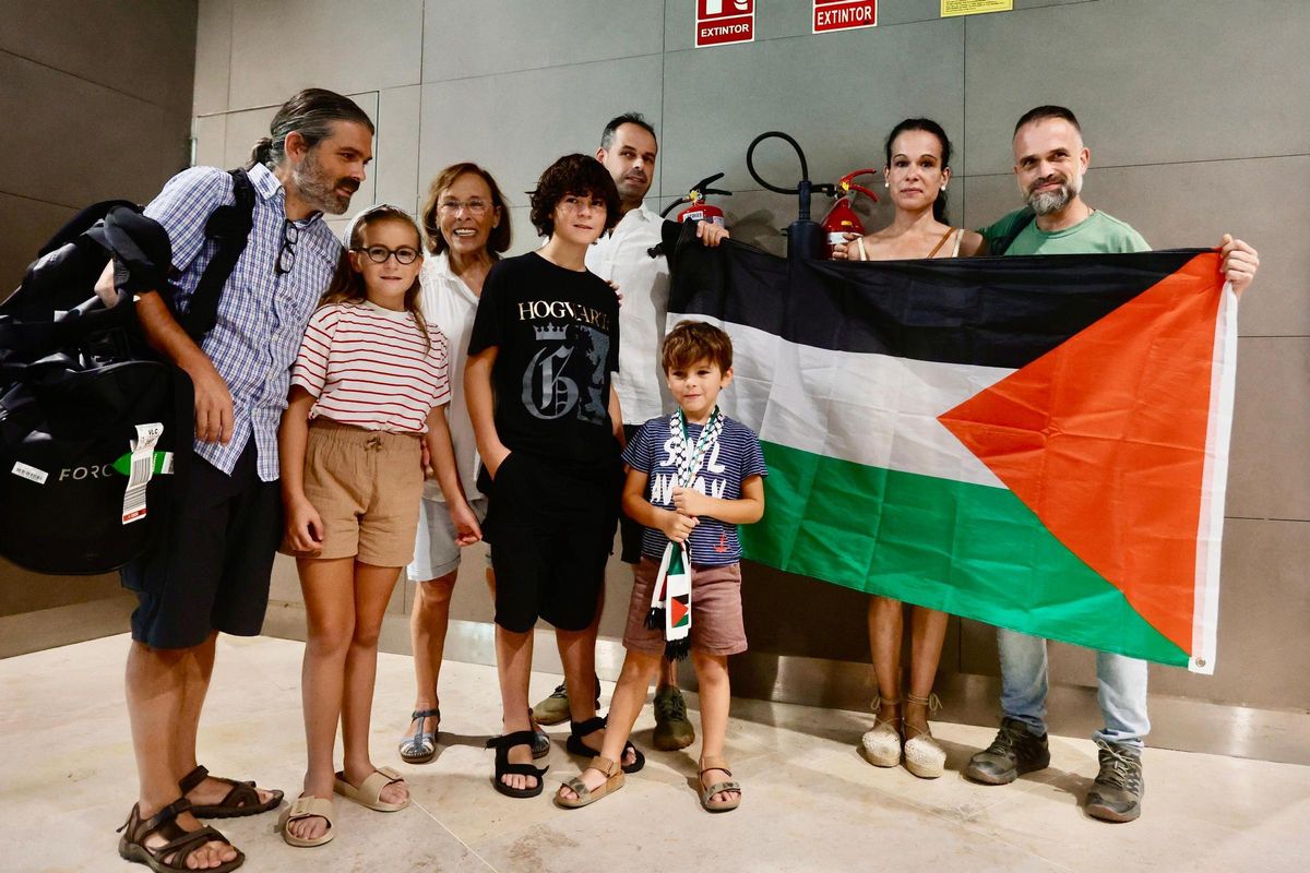 Raúl Incertis posa con su madre, hermanos y sobrinos, en el aeropuerto de València.