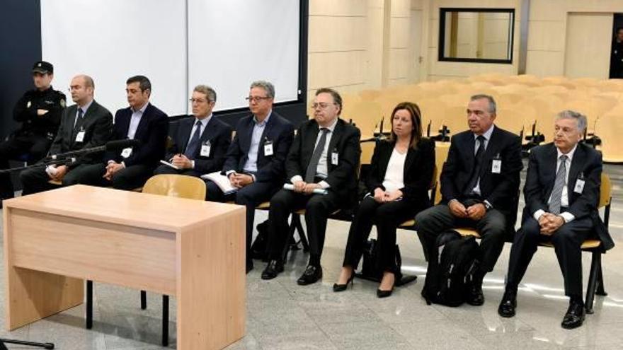 Los ochos exresponsables de la CAM en la sala de vistas de la Audiencia Nacional de San Fernando el día que comenzó el juicio.