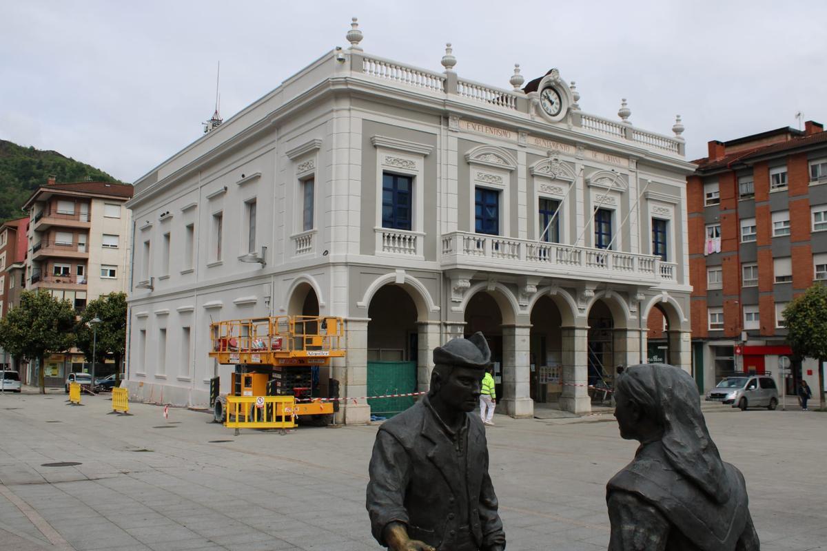 El Ayuntamiento de Laviana, con únicamente la fachada izquierda pendiente de rematar.
