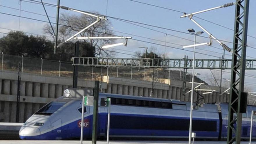 Un tren d&#039;alta velocitat a l&#039;estació de Figueres-Vilafant.