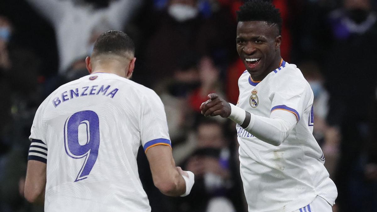 Vinicius y Benzema celebrando el segundo gol del Real Madrid ante el Valencia