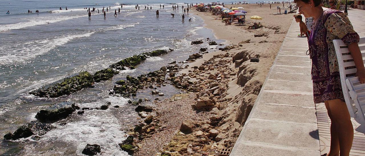 Imagen de archivo de un tramo muy erosionado de la playa de Les Palmeres en el que desapareció la arena por completo. | VICENT M. PASTOR