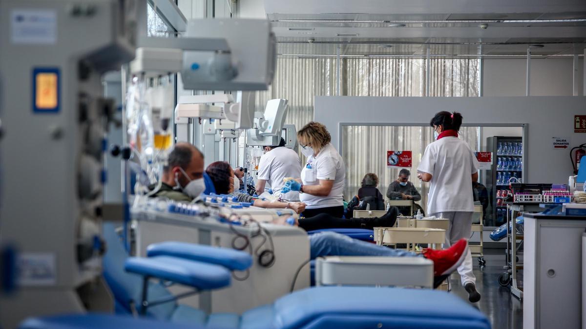 Varias personas donan sangre en el centro de Transfusión de Valdebernardo, a 8 de enero de 2022, en Madrid (España).