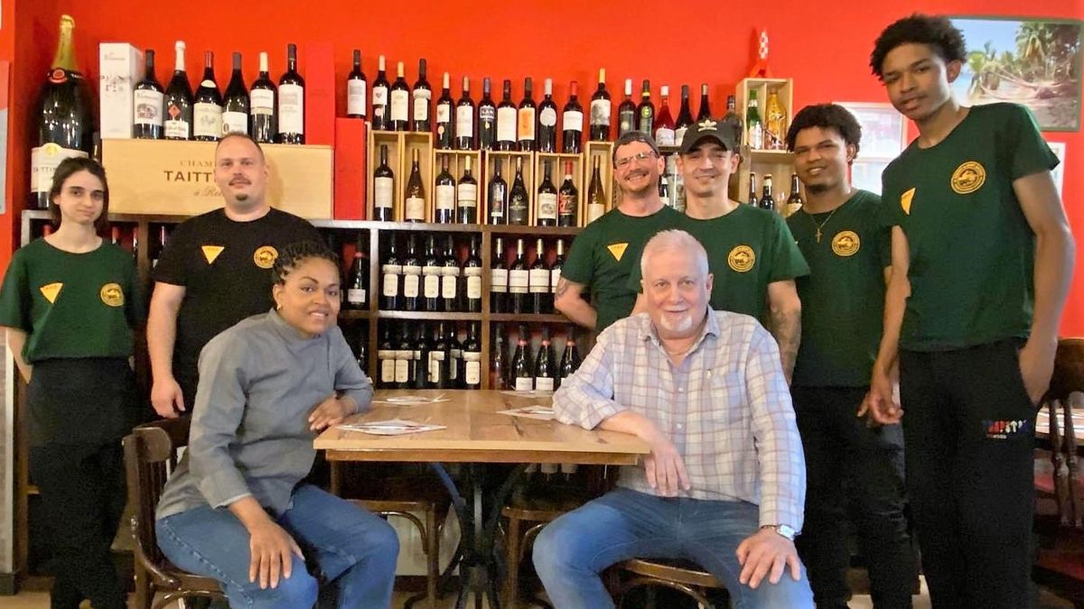 El equipo de El Rebost de Sant Antoni: Alicia Narváez, Daniel Guerrero, Gerard Bilbao, Dani Conde, Jhoan Morin y Vladimir De la Rosa; sentados, los propietarios, Regina Carmona y Xavier Solé.