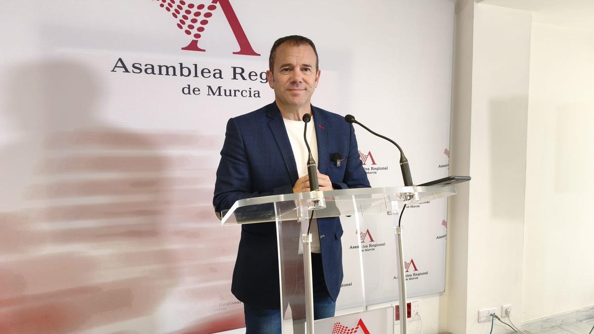 El diputado socialista, Fernando Moreno, este lunes en rueda de prensa en la Asamblea Regional.