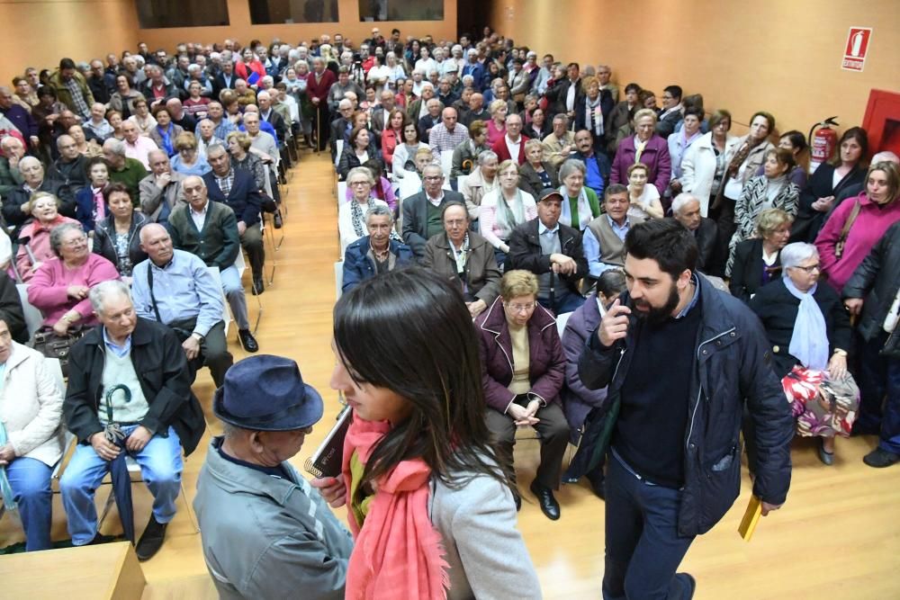 Asamblea de vecinos en el centro cívico de Eirís con Silvia Cameán y Xiao Varela