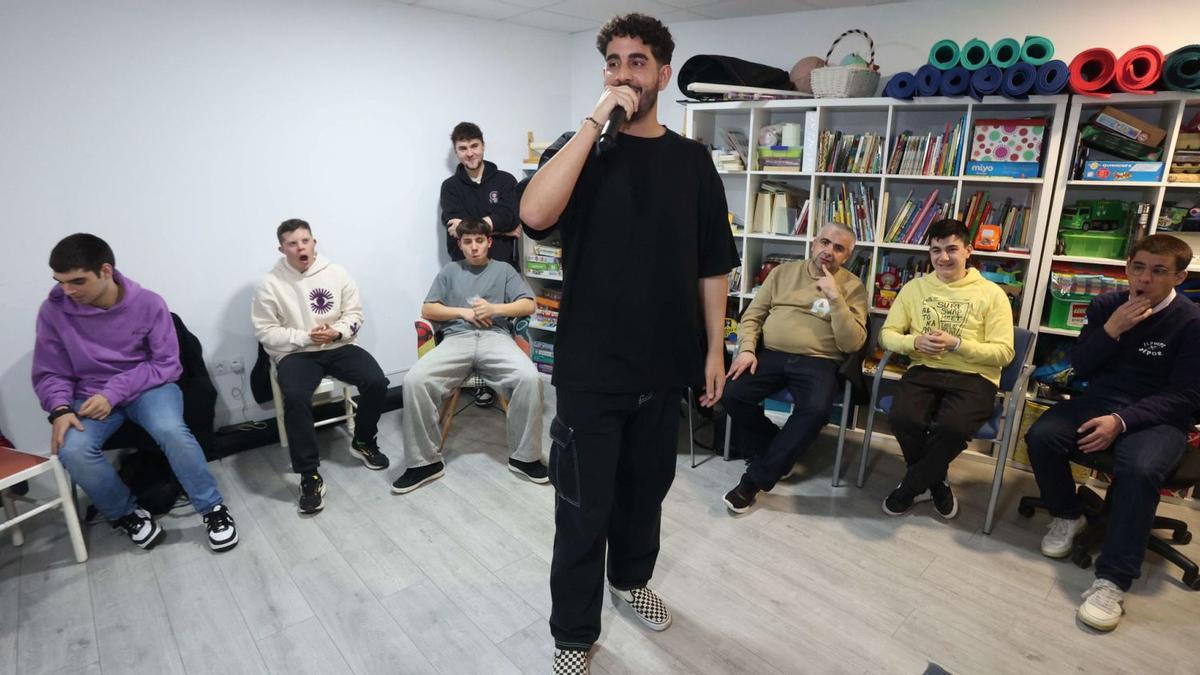 Veinte integrantes del grupo Freestyle People se preparan para ser raperos profesionales con la asociación Poten100mos