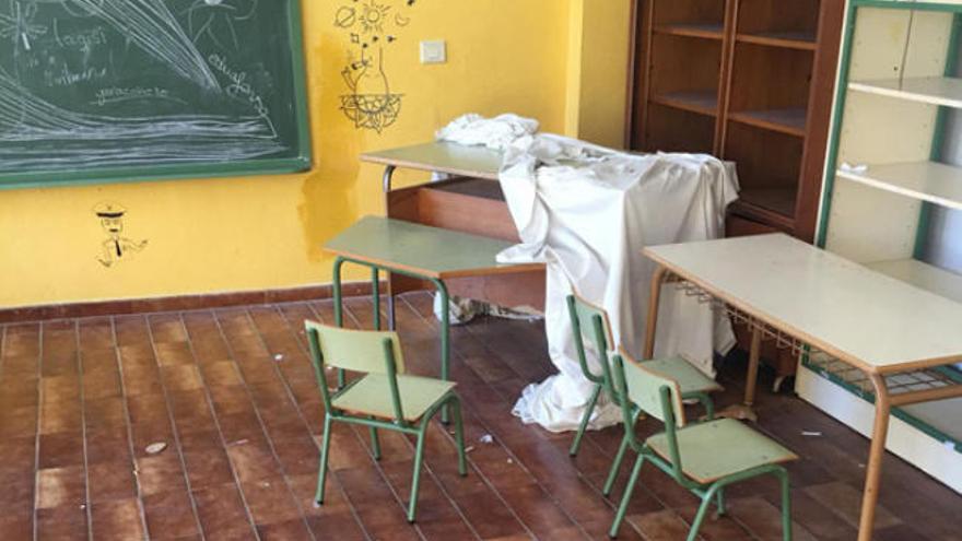 La comunidad educativa muestra su preocupación por el abandono y la falta de seguridad en el colegio del Puerto.