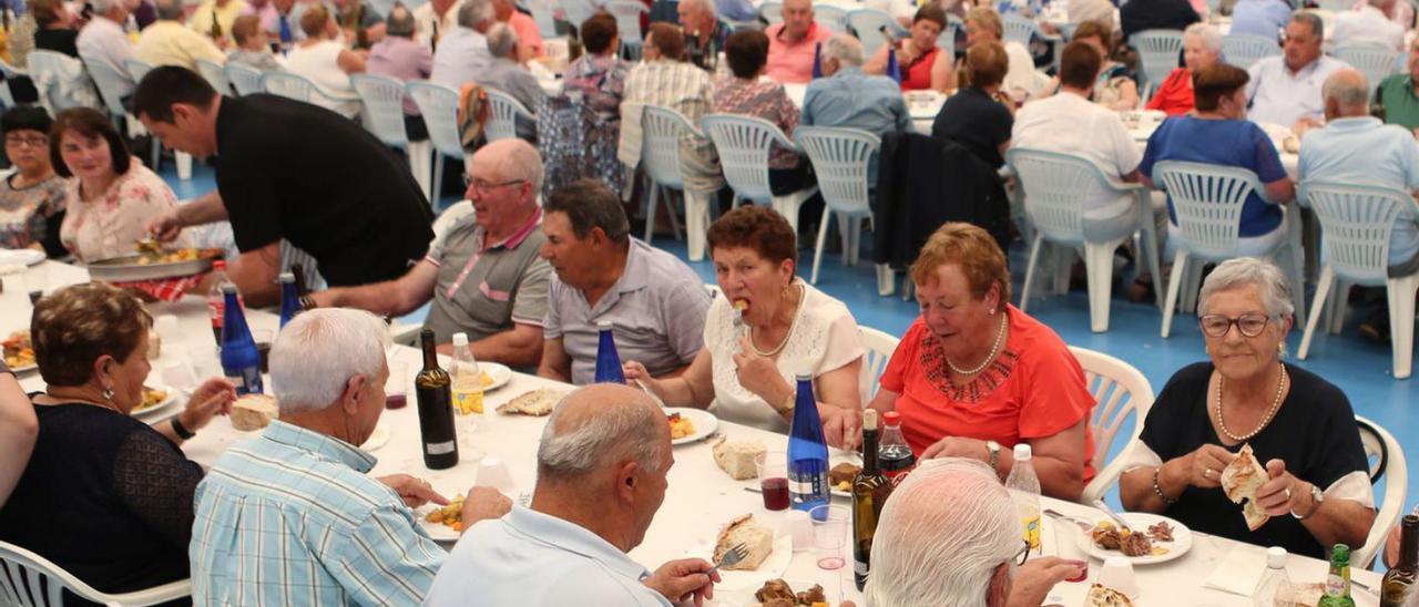 Comida de los mayores de Agolada en el pabellón municipal. |   // BERNABÉ/ANA AGRA