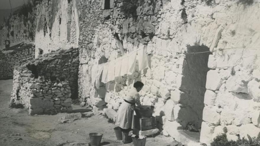 3 Una dona rentant i estenent la roba 1957. F  | AJUNTAMENT DE GIRONA/CRDI/NARCÍS SANS PRATS 