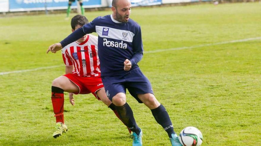 Dani López controla el balón ante la oposición de un contrario en el partido ante el Siero en Miramar.