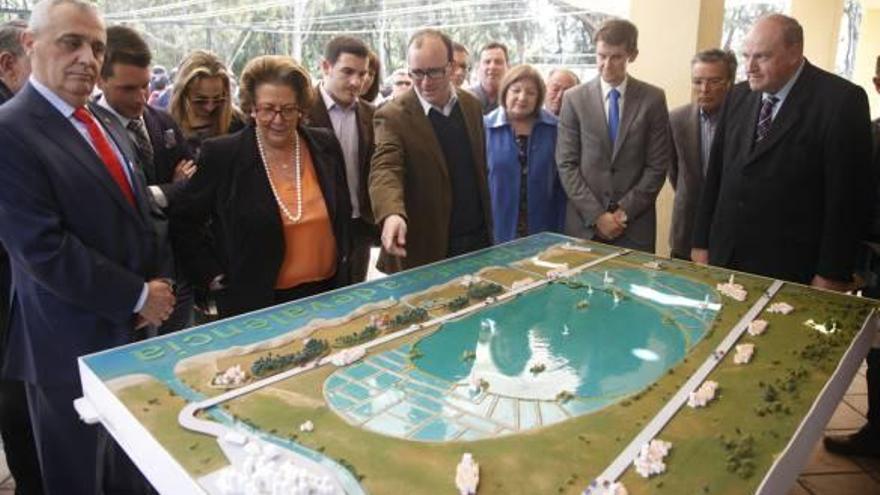 Rita Barberá observa una maqueta junto a Vicente Aleixandre y Ángel Maruenda.